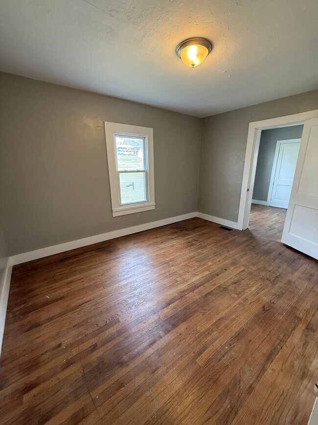 Building Photo - ***COMING SOON*** (Available end of May) Charming 3 Bedroom 1 Bath home convenient to Middlebrook...