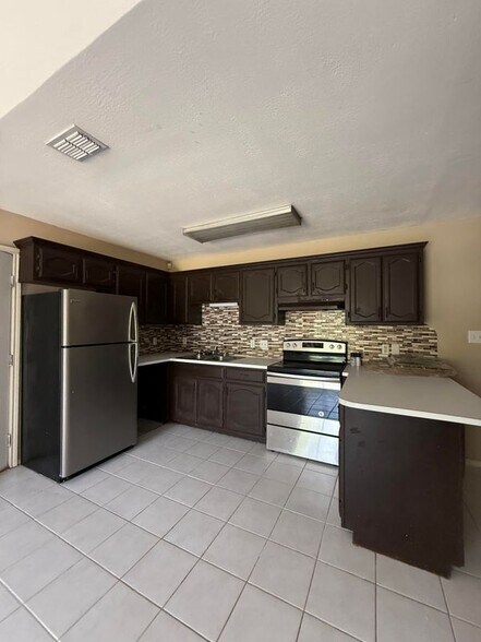 Building Photo - 1800 Oasis Dr