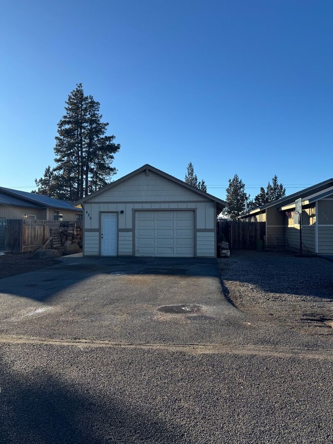 Building Photo - Home In Sisters Mountain Views