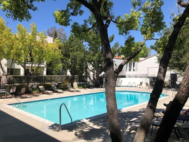 Building Photo - MOVE-IN READY! 2+2 w/lake access + 1 blk f...