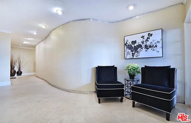 Building Photo - 8550 Holloway Dr