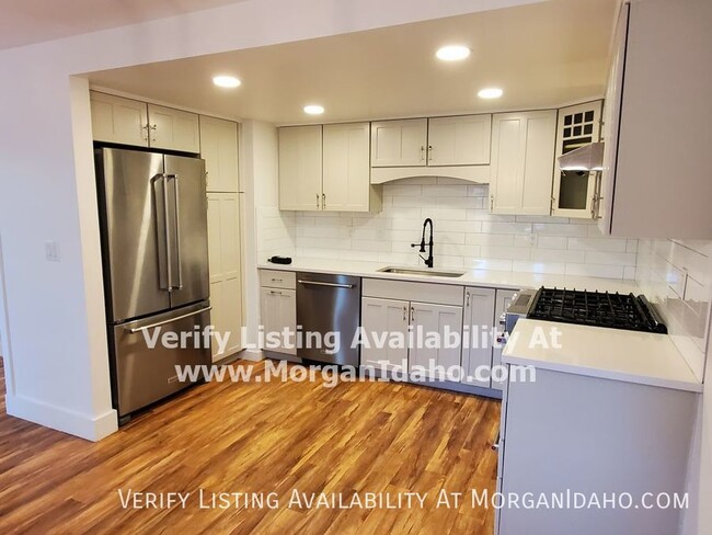 Building Photo - 893 E Pennsylvania Dr