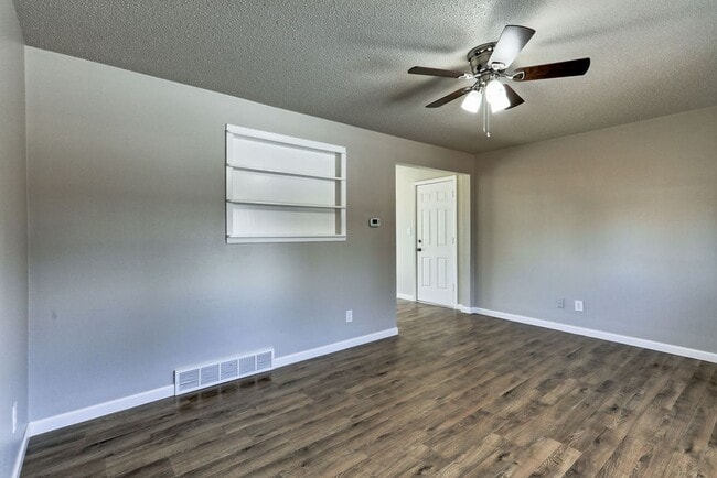 Building Photo - 2 Bedroom 1 Bath Duplex in the heart of Lo...