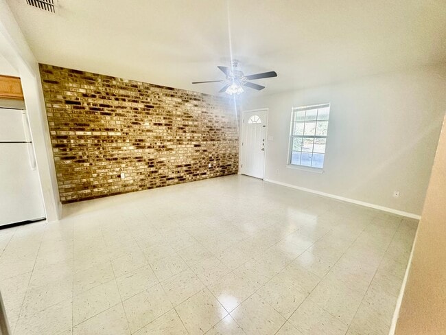 Building Photo - Cozy 2/1 Duplex in Pleasanton w/ Dedicated Parking ~ Move-In Ready!