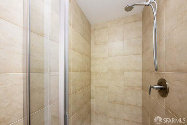 Building Photo - 425 1st St