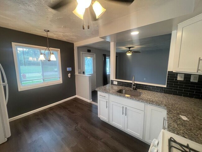 Building Photo - 9433 Sylvia St