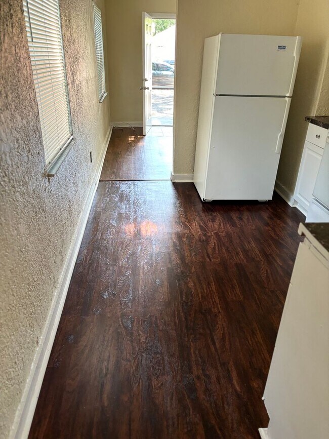 Building Photo - Move in special - 4 Bedroom 2 Bath w Fence...