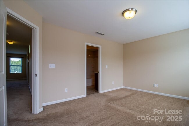 Building Photo - 824 Summerlake Dr