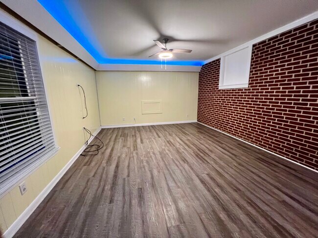 Building Photo - 2110 Croydon Dr