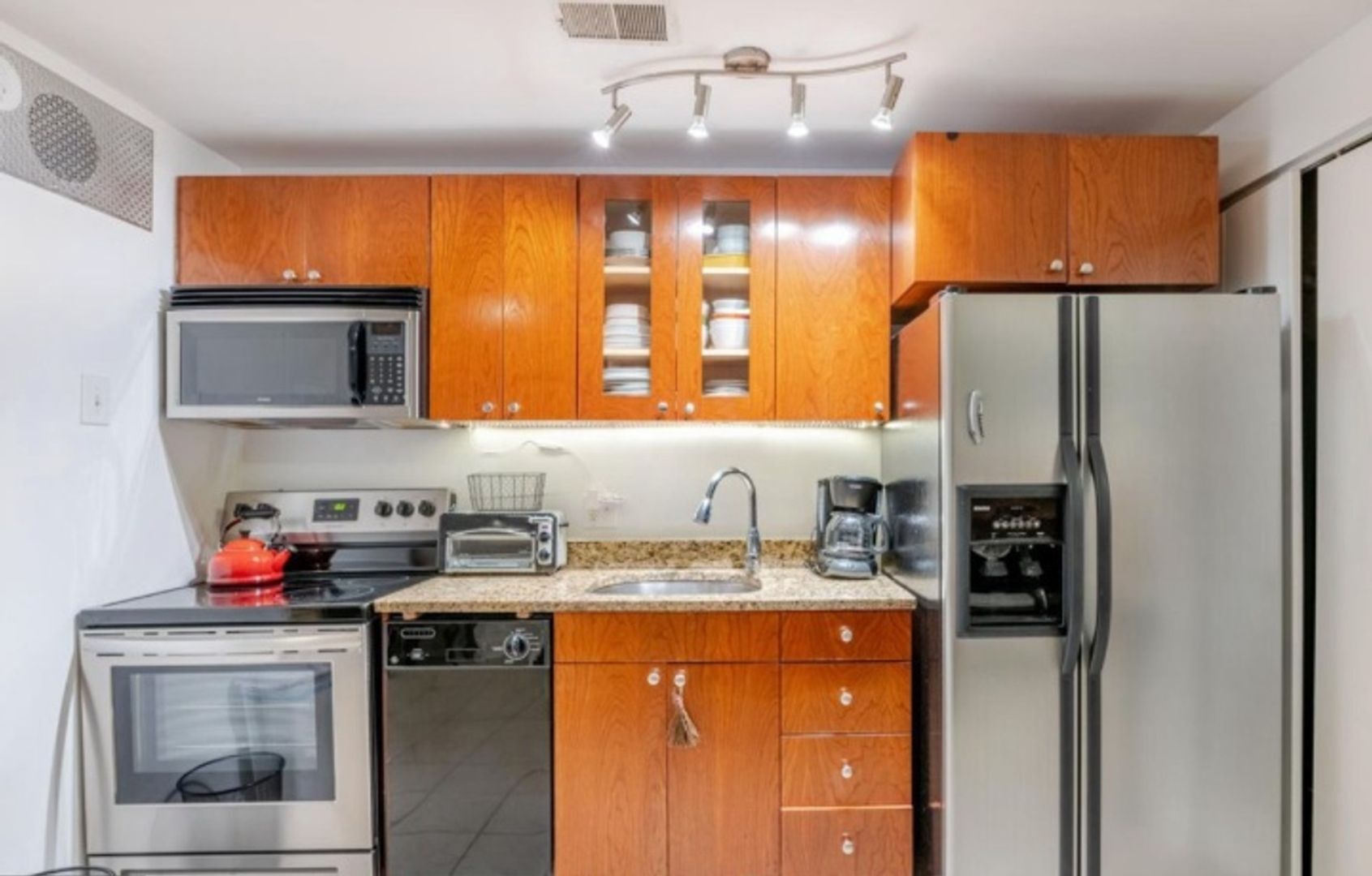 Building Photo - 1835 Mintwood Pl NW