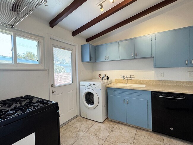 Building Photo - Beautiful 3 Bed / 2 Bath Home in La Mesa –...