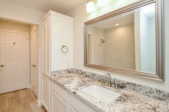 Building Photo - 414 Lakeview Dr