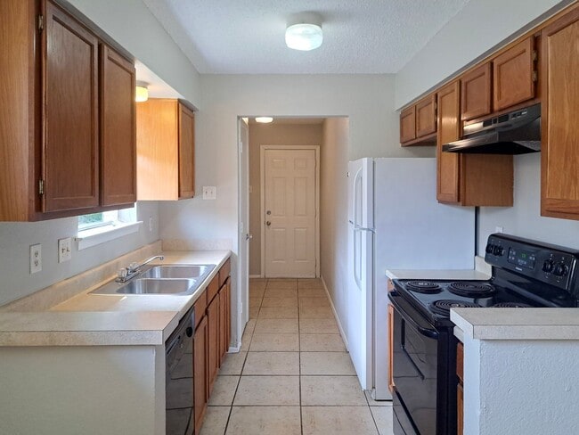 Building Photo - 400-402 Renee Drive