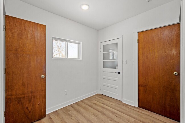 Building Photo - COZY 2 BEDROOM GEM IN THE MONROEVILLE NEIG...