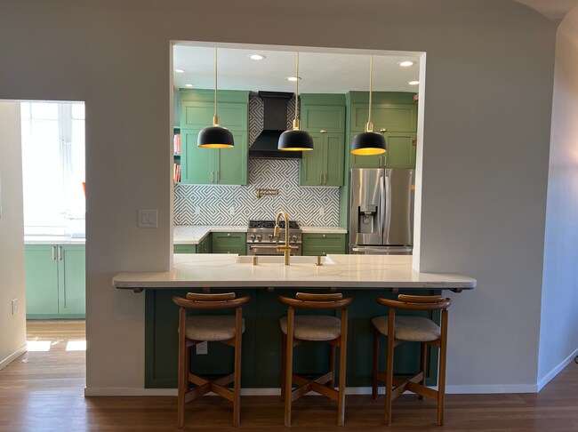 Bar area is great for entertaining - 37 Alma St