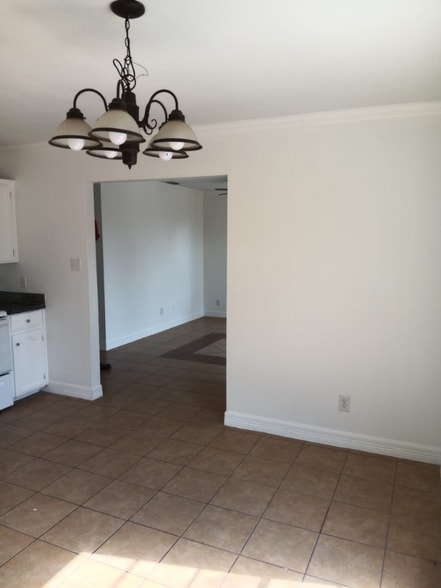 Building Photo - 710 W Starr Ave