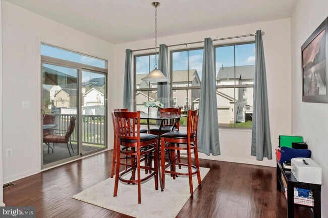 Building Photo - 944 Basswood Dr