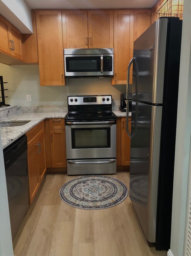 FULLY EQUIPPED KITCHEN - 630 Bird Bay Dr E