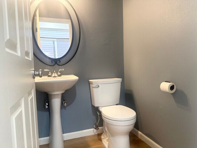 Building Photo - 3 Bedroom Beaverton Home with A/C!