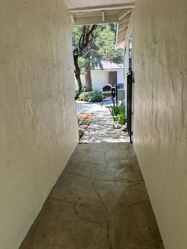 Building Photo - 821 Vine St