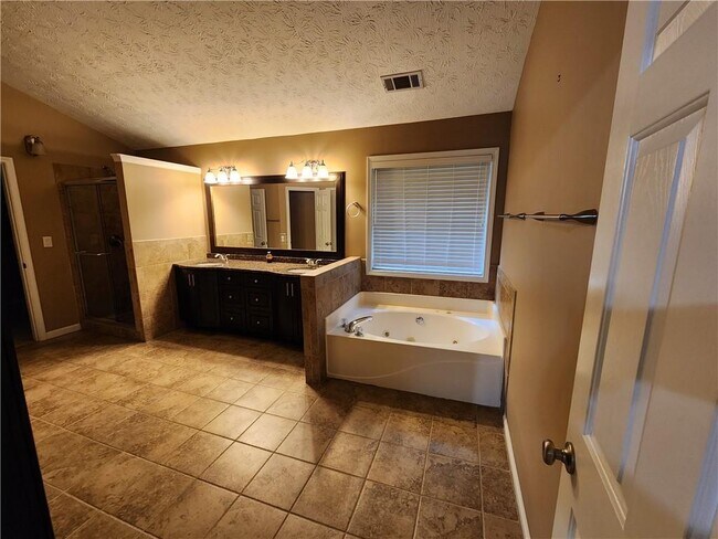 Building Photo - 350 Saddle Bridge Dr