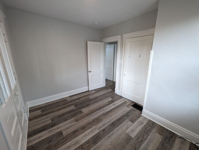 Building Photo - Beautiful Housing Convenient to Xavier Campus with Bonus Room