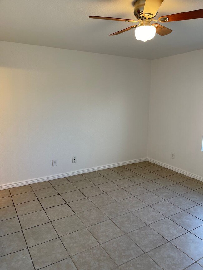 Building Photo - 2nd Floor condo For Rent