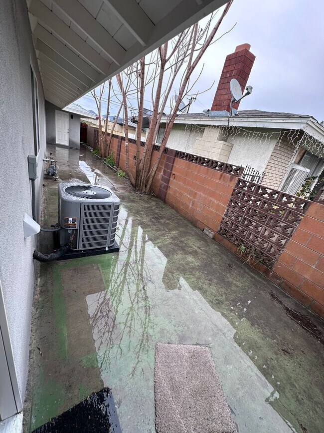 Building Photo - HALF OFF 1ST MONTH RENT- 2 Bedroom/ 2 bath...