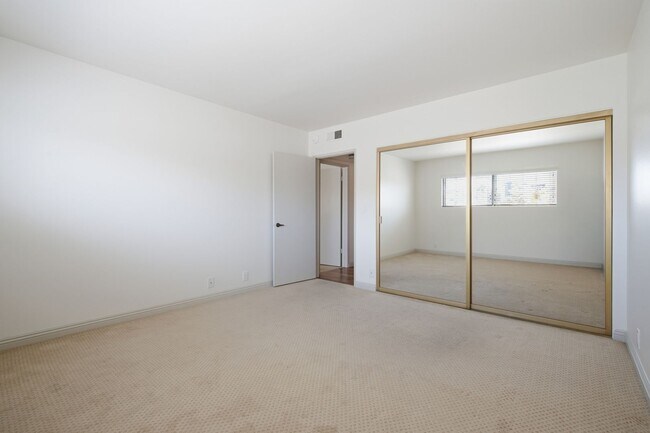 Building Photo - Prime L.A. Location Steps from Beverly Hills | 2 BR / 2.5 BA Home-Like Condo