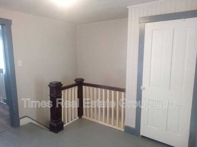 Building Photo - 206 W Railroad St