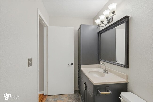 Building Photo - Charming 2BD/1BA Condo