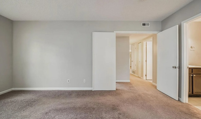 Building Photo - 2 bedroom/2 bathroom main level condo!