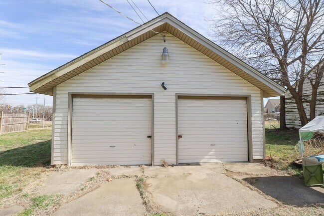 Building Photo - 1 Bed 1 Bath Duplex - Move-in Ready! Accepting Section 8