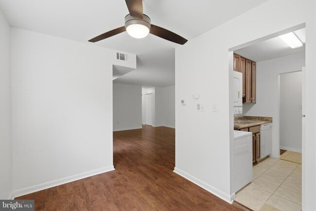 Building Photo - 1521 Colonial Dr