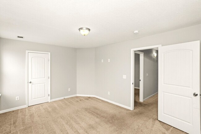 Building Photo - 733 Hollandale Rd