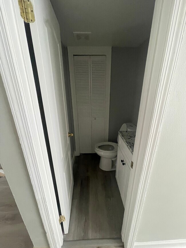 Power Room Pic 1 - 1901 Addison Rd S