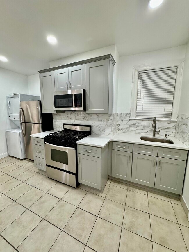 Building Photo - 204 Zabriskie St