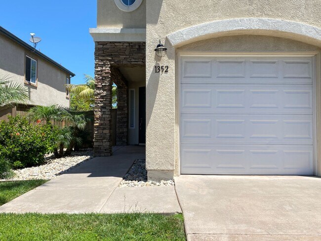 Building Photo - Spacious 5 Bedroom Family Home in Rancho del Oro!