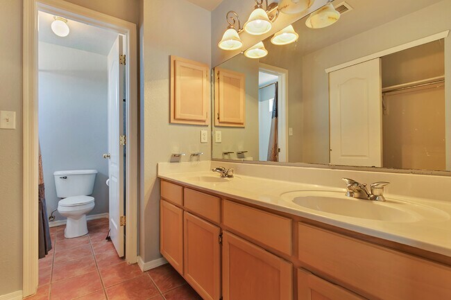 Building Photo - 1417 Plaza Verde Dr