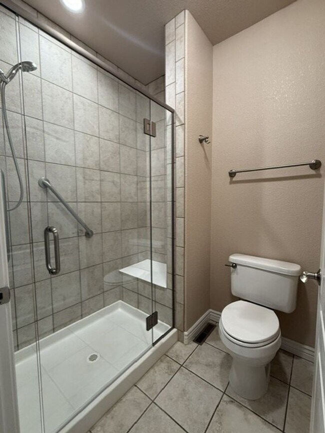 Building Photo - 400 Sterling Dr