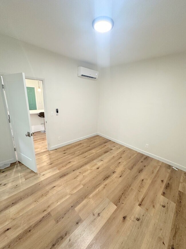 Building Photo - Gorgeous 2bd/2ba unit semi-furnished near ...