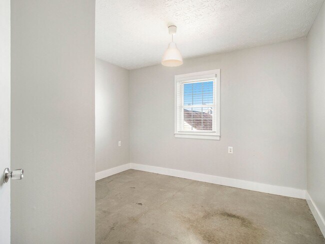 Building Photo - 3 bdrm, 1 bath in Grant Park