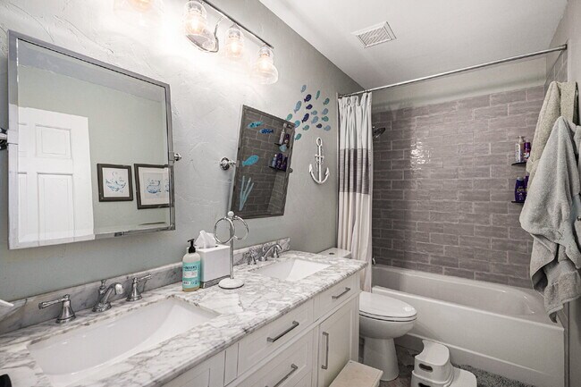 Building Photo - "Spacious 4-Bedroom Retreat with 3.5 Baths...