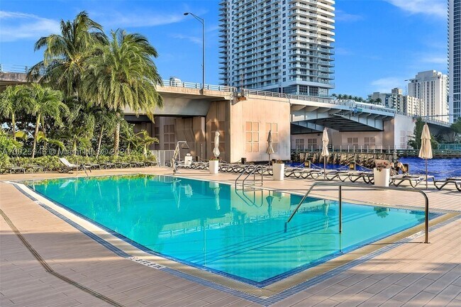 Building Photo - 2602 E Hallandale Beach Blvd