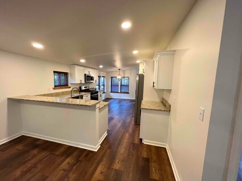 Building Photo - 116 Oak Grove Cir