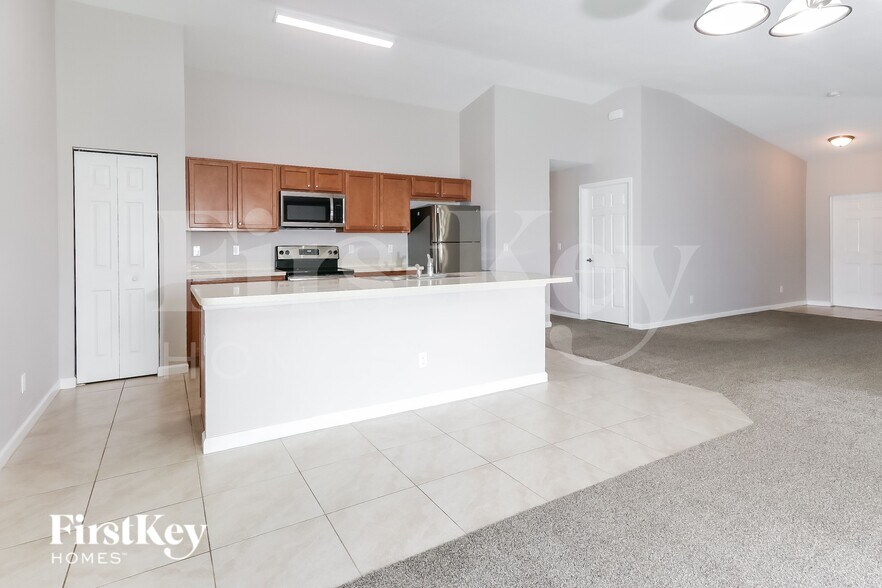 Building Photo - 820 SW Thrift Ave