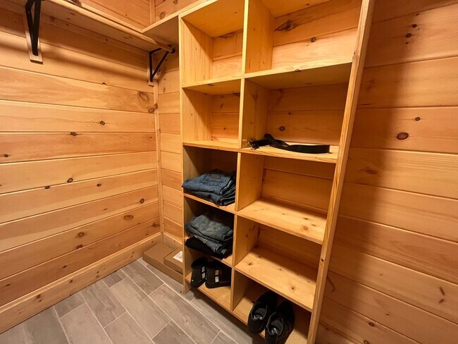 Building Photo - Gorgeous 3-Bedroom Log Cabin with Loft, Large Shop & Stocked Pond – Near Branford, FL