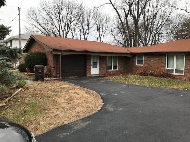 Primary Photo - 1011 W Wilshire Dr