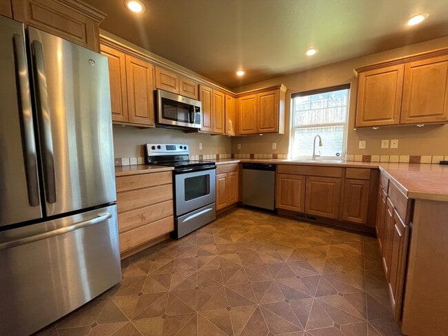 Building Photo - Beautiful Home available Now