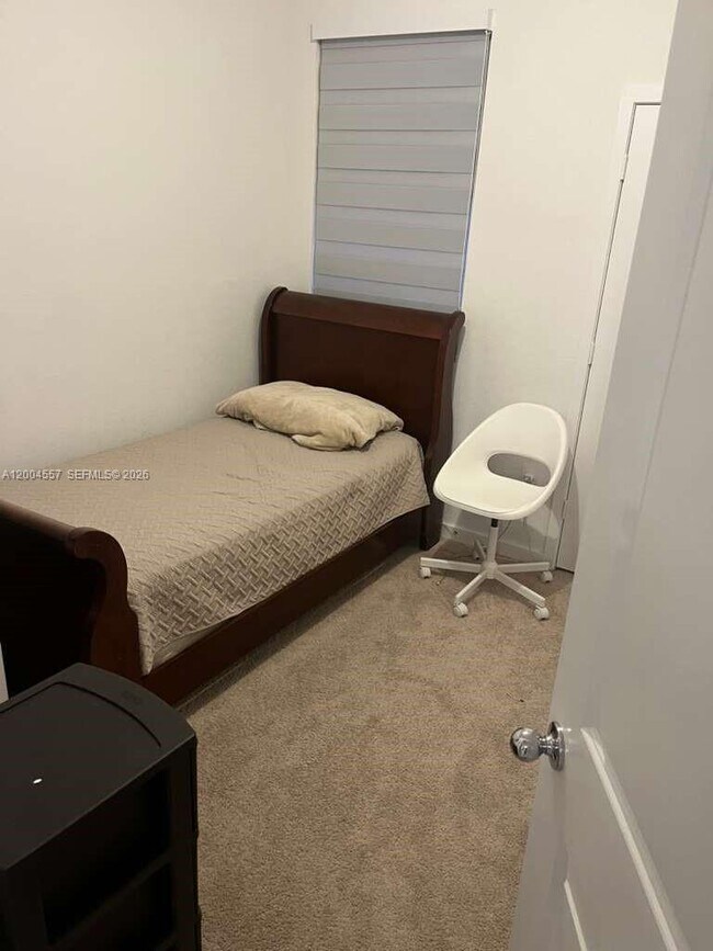 Building Photo - 1431 NE 3rd Ave